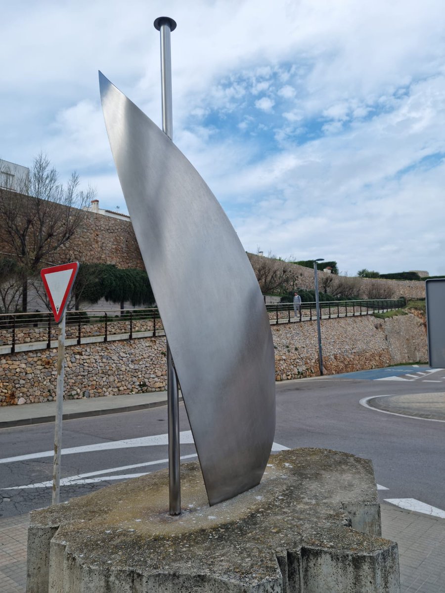 PB_LEscala's tweet photo. MONUMENT TROBADA MUNDIAL PENYES 1992
Aquesta setmana s'ha acabat la 1a fase que consistia en la neteja i embelliment del monument. 
En la 2a fase es substituirà l'escut del FCB, molt malmès per el pas del temps, per un de nou.
Donar les gràcies a l'Ajuntament de l'Escala. https://t.co/uromRcUTqz