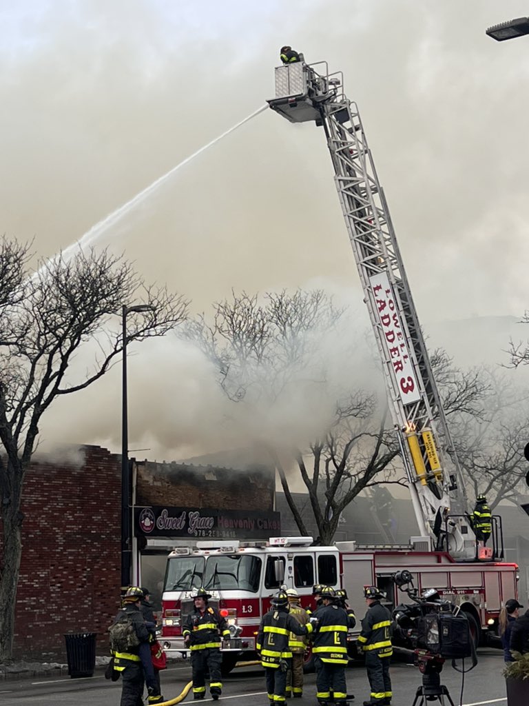 LawtownCity's tweet photo. LAWRENCE
3rd Alarm
90-98 Essex Street
Sweeneys Package Store
Sweet Grace Heavenly Cakes
#LawrenceFire #LawrenceMA #fire https://t.co/F7dRgO002D