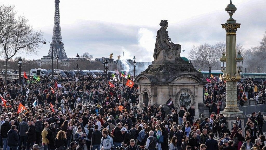 AlsaceRevoltee's tweet photo. 🔴Vers un nouveau rassemblement Place de la Concorde à 18h ?🔴

Des citoyens appellent a rallier la Place de la Concorde ce soir a 18h contre le 49.3 et la #ReformesDesRetraites.

Ne lâchons plus la rue !
#MotionDeCensureTransPartisane 
#greve17mars 
#BorneDemission 
#dissolution https://t.co/VqeDq4pzuo