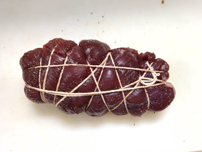 スペリオールで連載中の『ボクらはみんな生きてゆく!』の鹿肉プレゼント企画に当選したのでローストでいただきました。鹿モモめちゃくちゃ柔らかくて臭みが全くなくて美味しすぎる!!いつも面白くて、その上美味しいものまでくれる『ボクらはみんな生きてゆく!』とビッグコミックスペリオール… 