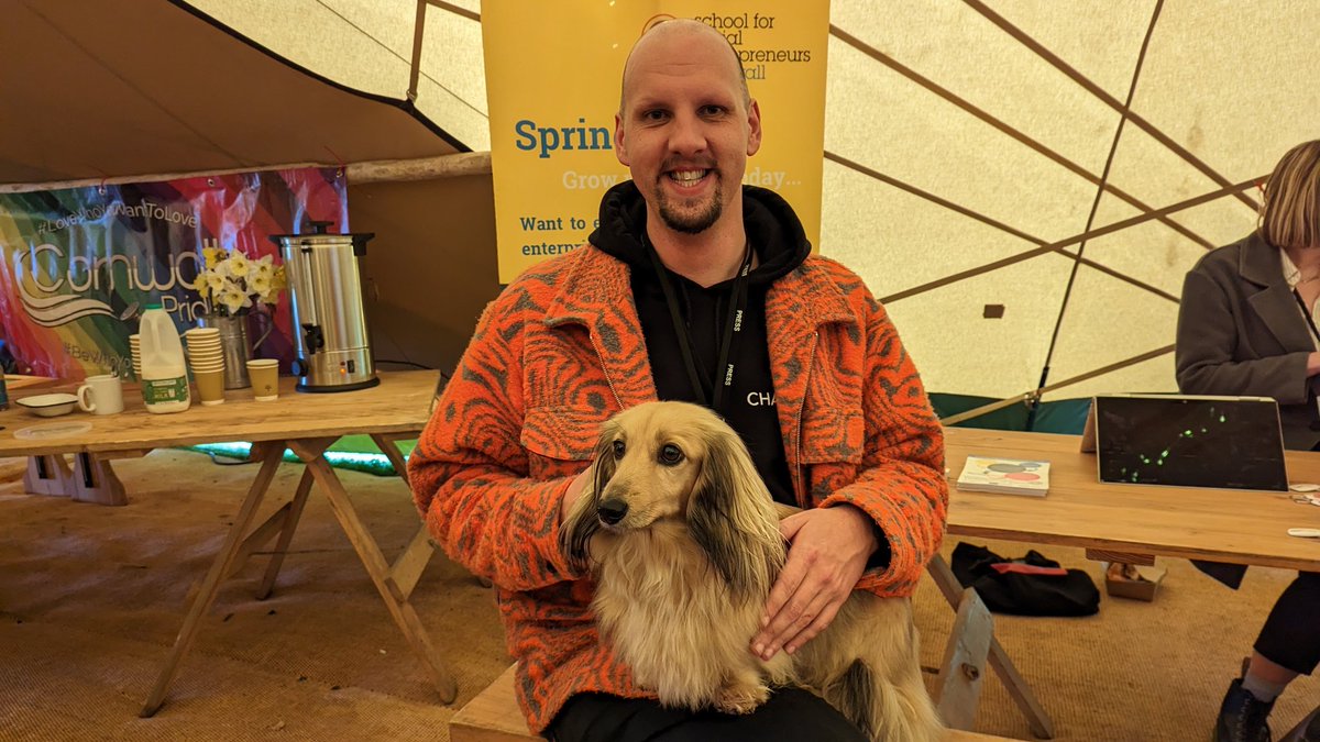 ChaosGroupUK's tweet image. Two divas in a tent... We're getting "painting above the fireplace" kind of vibes. #PlacesAndSpaces #KeepItCHAOS