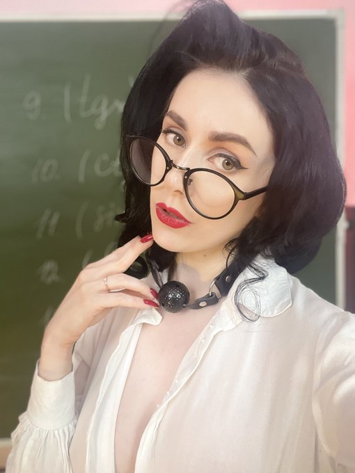 1 pic. RT if you like my teacher look 🫦#mistress #glassesgirl #latex https://t.co/4scQklXlKJ