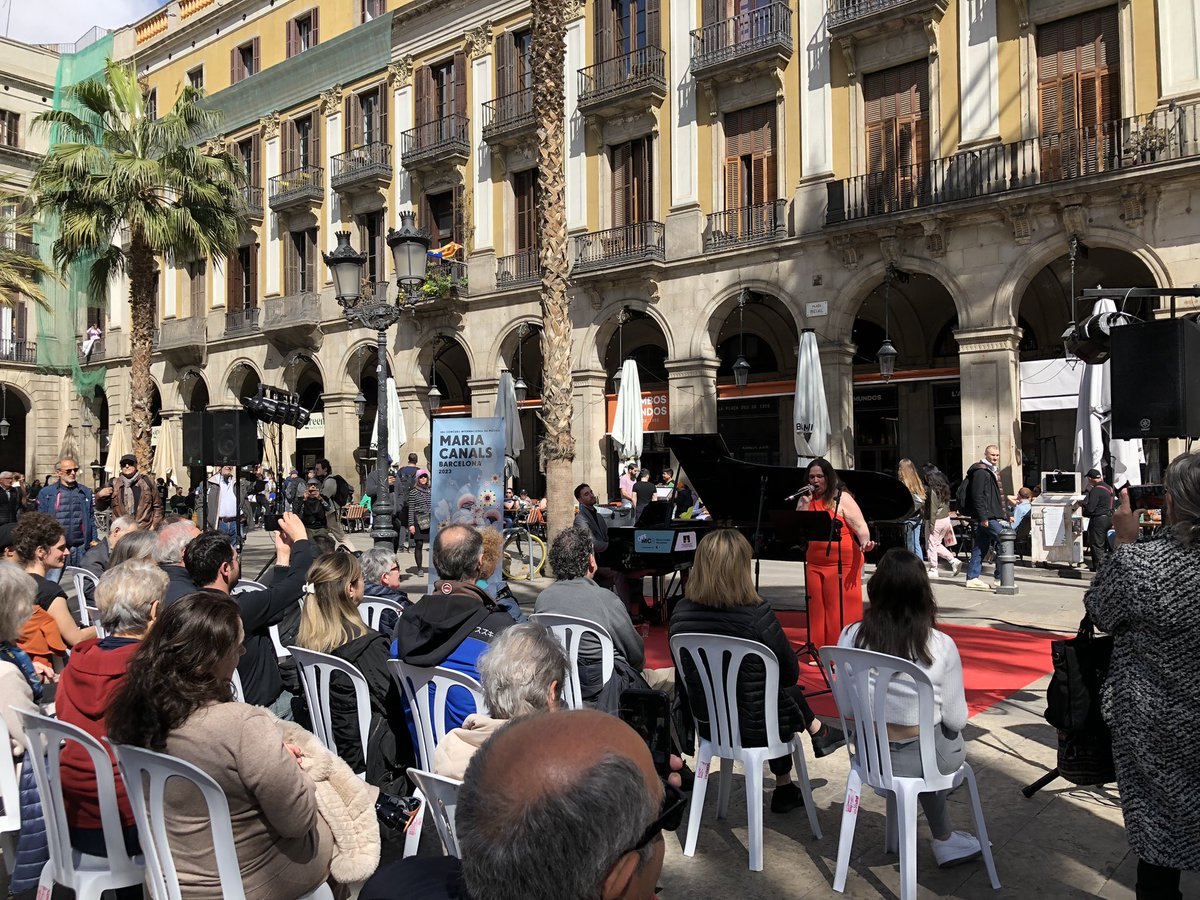 mariacanals_bcn's tweet photo. 🎹Comença la marató de piano a la Plaça Reial!

👏🏼Ens esperen tot d’actuacions sense parar fins ben entrat el vespre.

#Johitoco #OFFConcurs #Piano #Barcelona https://t.co/xXF7Di3awH