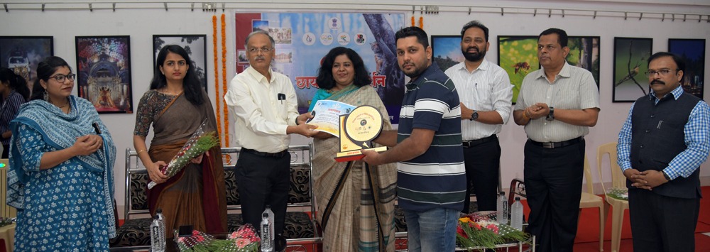 DISTRICT INFORMATION OFFICE, NAGPUR (@infonagpur) on Twitter photo शहरात आयोजित होणाऱ्या सी-20 परिषदेच्या पार्श्वभूमीवर जिल्हा माहिती कार्यालयाच्या वतीने छायाचित्र स्पर्धेचे आयोजन करण्यात आले होते. यावेळी स्पर्धेतील विजेत्यांना गौरविण्यात आले. या स्पर्धेतील निवडक छायाचित्रांचे मध्यवर्ती संग्रहालयात प्रदर्शन लावण्यात आले आहे.
<a href="/InfoVidarbha/">INFORMATION DIRECTOR OFFICE, NAGPUR</a> शहरात आयोजित होणाऱ्या सी-20 परिषदेच्या पार्श्वभूमीवर जिल्हा माहिती कार्यालयाच्या वतीने छायाचित्र स्पर्धेचे आयोजन करण्यात आले होते. यावेळी स्पर्धेतील विजेत्यांना गौरविण्यात आले. या स्पर्धेतील निवडक छायाचित्रांचे मध्यवर्ती संग्रहालयात प्रदर्शन लावण्यात आले आहे.
<a href="/InfoVidarbha/">INFORMATION DIRECTOR OFFICE, NAGPUR</a>