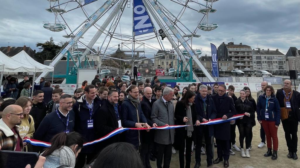 FlorianBercault's tweet photo. Aujourd'hui &amp; demain @Laval_la_Ville accueille le #BigBangEmploi square de Boston.

Une découverte des métiers, ainsi qu'une opportunité de rencontres entre employeurs et personnes en recherche d'emploi.

➡️Notre territoire attractif &amp; dynamique recrute dans de nombreux secteurs. https://t.co/RDXu1K7ajY