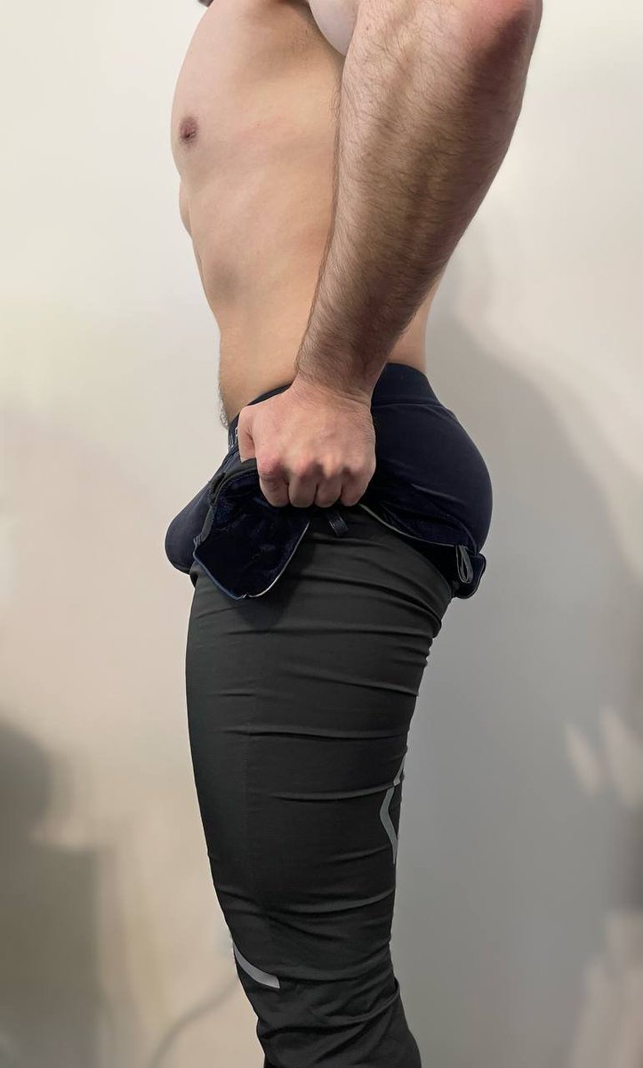 Это я пытаюсь влезть в ХХХХL Косплей, в который по мнению продавца я  ТОЧНО влезу. 
Me, every spring after bulk up season tryin to squeeze into a cosplay cosume