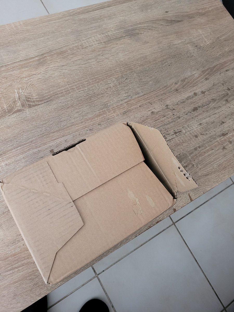 Bonjour <a href="/Chronopost/">Chronopost</a> <a href="/ChronopostSAV/">Chronopost Service Client</a>,
Pouvez-vous m'expliquer pourquoi lorsque je reçois une livraison que vous avez effectuée, les colis sont SYSTEMATIQUEMENT ouverts?! 
Coups de cutter, déchirures, trous, etc.
Que faites-vous ou comptez-vous faire contre ça? Merci