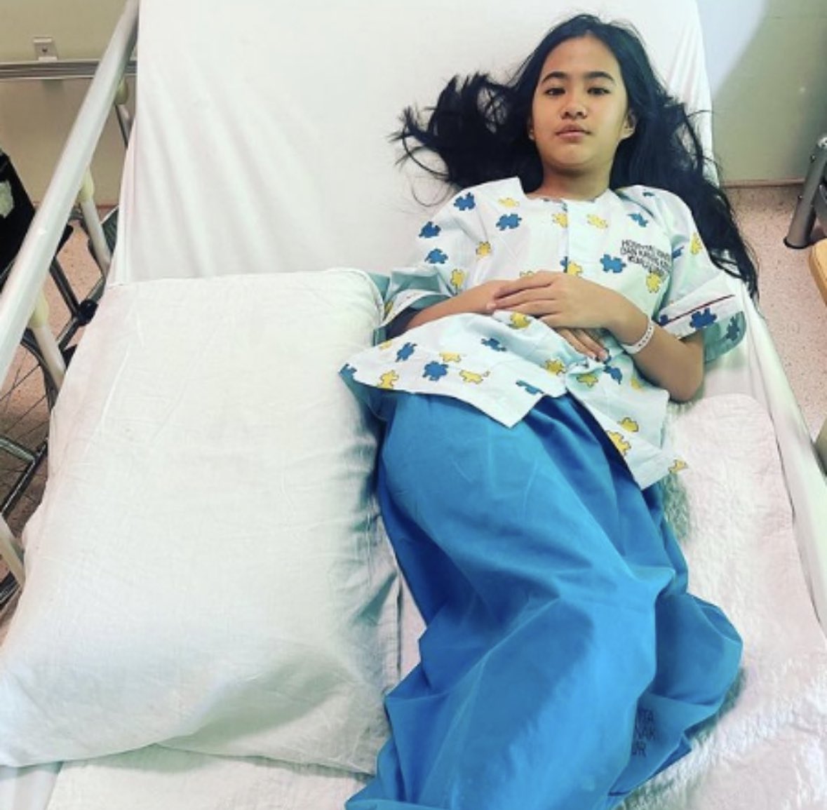 ari757's tweet photo. Prank tarik kerusi. Sampai sekarang lumpuh! Lepas tu.. sampai skrg juga tak minta maaf. Kesian betul nasib Puteri Rafasya.

Ketika penggambaran drama tempatan “Jaga Aku Selamanva” di Selangor akhir bulan lalu, pelakon kanak-kanak, Puteri Rafasya rebah ke tanah apabila seorang lagi kanak-kanak menarik kerusi ketika dia cuba duduk. Konon prank. Kanak-kanak itu tidak tahu, tindakannya yg bodoh itu sealed Rafasya’s fate forever!

Jatuh lalu patah tulang pinggulnya selepas punggungnya dihentak pada kaki besi tripod, dan selepas hampir sebulan, dia masih tidak boleh berjalan, dan Rafasya terpaksa bergantung pada kerusi roda untuk bergerak, serta memakai lampin.

Dia baru berumur 12 tahun!! Rafasya perlahan-lahan pulih dari segi kesihatan dan selera makan menjelang hari ke-6, namun 9 hari selepas kejadian, Rafasya terpaksa dimasukkan ke hospital di Zon Kuning kerana kes berisiko tinggi.  Dia dibenarkan keluar tetapi pada 10 Mac, dia masuk balik hospital…Rafasya terkencing tanpa sedar dan kakinya kebas. Sistem sarafnya telah pecah, kebas anggota badannya yang menyebabkan dia tidak boleh berjalan atau duduk seperti biasa. Kesiannyaa!!