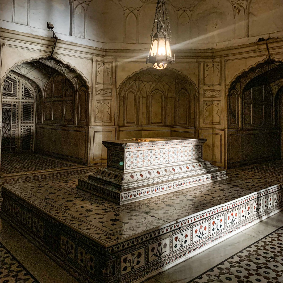 کھڑے ہیں دُور وہ عظمت فزائے تنہائی
منارِ خواب گہِ شہسوارِ چغتائی

In solitude far off, magnificent, those towers stand
Where the flower of Mughal chivalry lies asleep

The Tomb of Jahangir 

<a href="/TheMuslimsofIN/">The Muslims Of India</a> @MuslimCulture <a href="/PicsSilkRoad/">Photos of Silk Road</a>