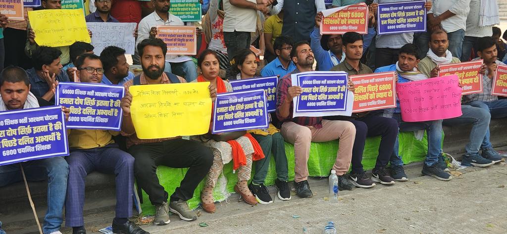 हमारी सिर्फ इतनी गलती है ,हम दलित पिछड़े अभ्यर्थी हैं!!
लखनऊ के eco गार्डन में #69000_शिक्षकभर्ती_आरक्षण_घोटाला मामले में न्याय के लिए आंदोलन कर रहे हैं आरक्षित वर्ग के अभ्यर्थी
<a href="/myogiadityanath/">Yogi Adityanath</a> <a href="/yadavakhilesh/">Akhilesh Yadav</a> <a href="/Profdilipmandal/">Dilip Mandal</a>