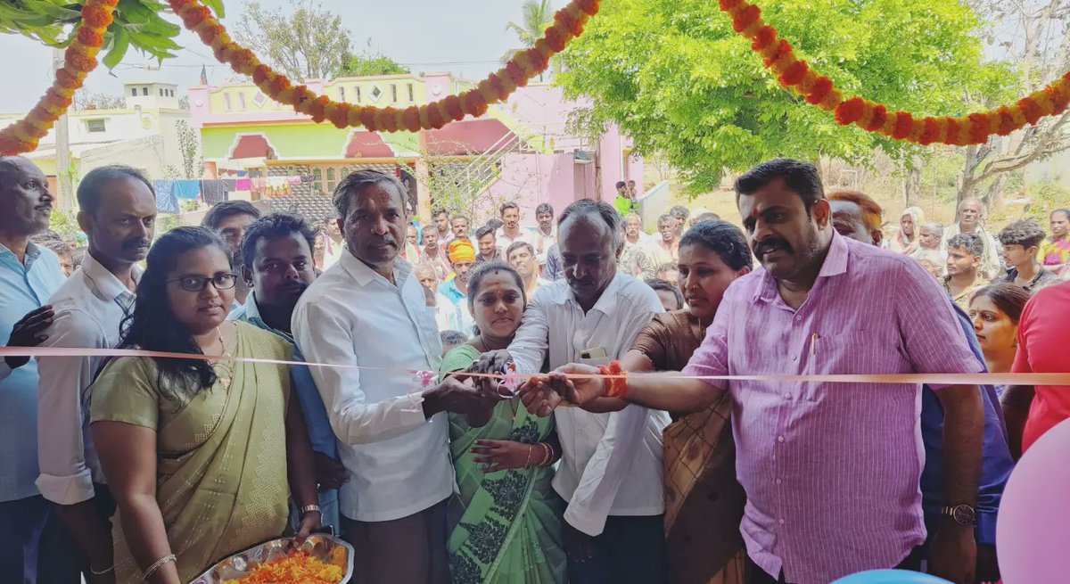 dc_gowrishankar's tweet photo. ಸಿರಿವಾರ ಗ್ರಾಮ ಪಂಚಾಯತಿ ವ್ಯಾಪ್ತಿಯ ಬೊಮ್ಮನಹಳ್ಳಿ ಗ್ರಾಮದಲ್ಲಿ ಶ್ರೀ ಕ್ಷೇತ್ರ ಧರ್ಮಸ್ಥಳ ಗ್ರಾಮೀಣಾಭಿವೃದ್ಧಿ ಯೋಜನೆಯ ಸಹಯೋಗದೊಂದಿಗೆ ನಿರ್ಮಿಸಲಾಗಿರುವ ನೂತನ ಶುದ್ಧ ಕುಡಿಯುವ ನೀರಿನ ಘಟಕದ ಉದ್ಘಾಟನೆ ನೆರವೇರಿಸಿ, ಬಾಣಾವರ, ಕೈದಾಳ ಗ್ರಾಮಗಳಲ್ಲಿ ಸಿಸಿ ರಸ್ತೆ ಸಿಸಿ ಚರಂಡಿ ನಿರ್ಮಾಣ ಕಾಮಗಾರಿಗೆ  ಭೂಮಿ ಪೂಜೆ ನೆರವೇರಿಸಿದೆನು. https://t.co/C15CNoxcEf
