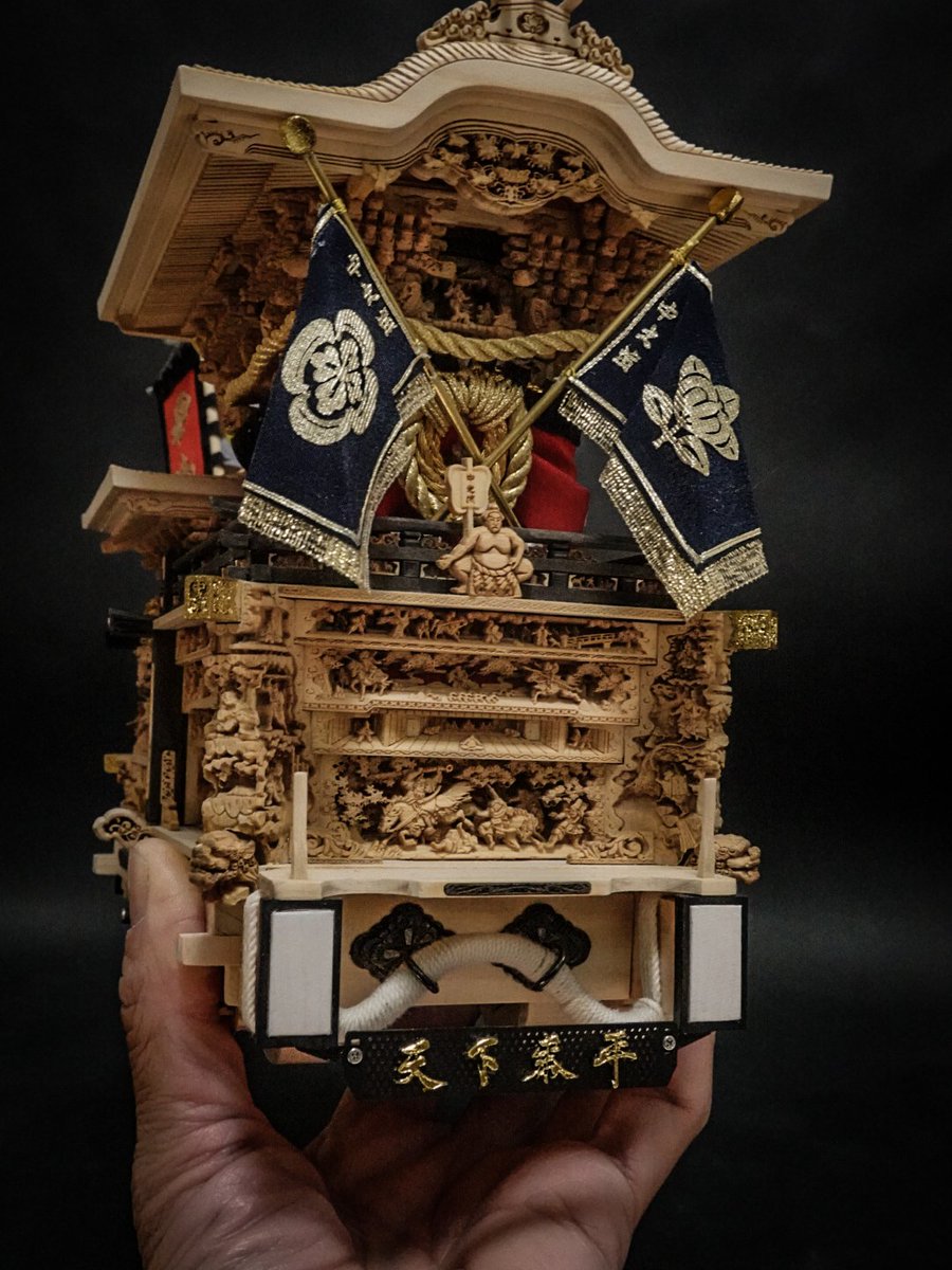 orihirodo's tweet image. 中之濱町は不幸にも第二次世界大戦中の空爆により先代だんじりを焼失しました
戦後の貧しいなか町民で寄付を集め、見事念願のだんじり新調を果たします。

昭和27年に完成した中之濱町だんじりの出来栄えは素晴らしく、岸和田型だんじり屈指の名だんじりとなりました。

中之濱町1/20モデル完成です‼️