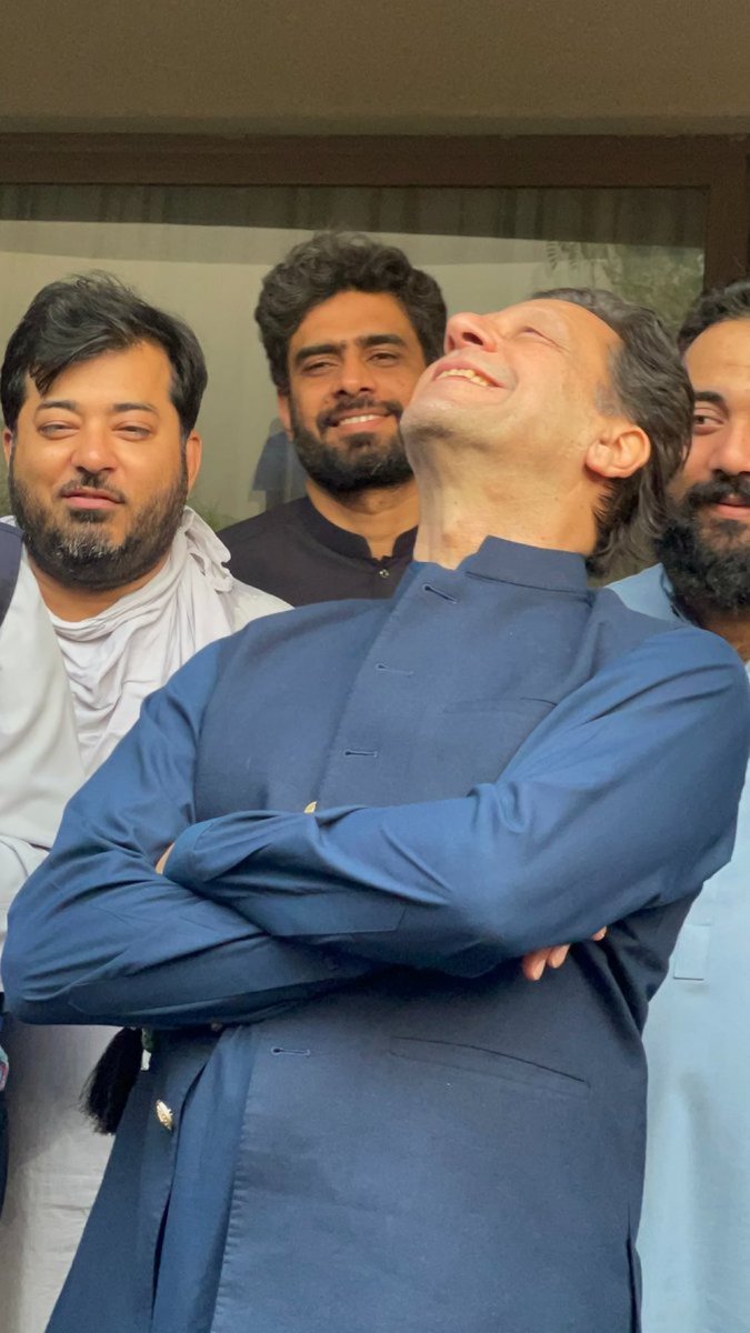 عمران خان پر 78مقدمات ہیں موجودہ حکومت کی بے انتہا کوشش کہ باوجود پاکستانی عوام نے اپنے قائد کو گرفتار نہیں ہونے دیا کسی بھی عدالت نے ان کا نام ایگزٹ کنٹرول لسٹ میں نہیں ڈالا کیونکہ وہ جانتے تھے کہ یہ محب وطن ہے بھاگے کا نہیں۔ لہازا پی ڈی ایم کی حالت👇😂