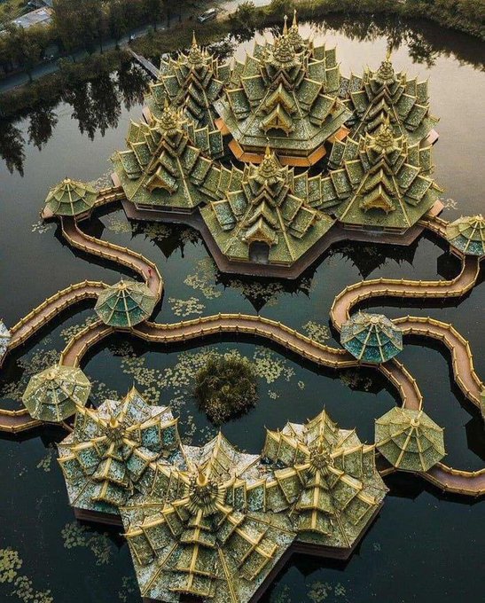 Rainmaker1973's tweet photo. The Pavilion of the Enlightened, in the Samut Prakan province of Thailand has a "creative design" not based on any historic structure. It celebrates the story of 500 enlightened monks who achieved Nirvana with very peculiar geometric shapes 

[read more: https://t.co/nA8mFxAna6] https://t.co/8ybSEgPw8C