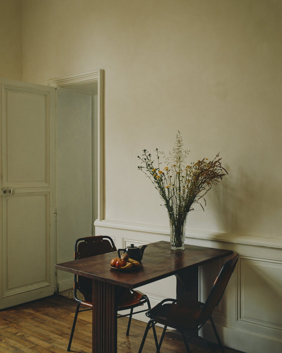 Our Issue Nº18 'Stepping back to a simpler life⁠' dives into the stories of people who have taken a step back into their lives and practices with sterling results.

With this issue you get to choose between two different covers 🤍

openhouse-magazine.com/shop/product/i…