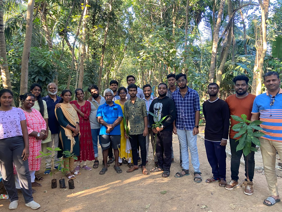 firstsource's tweet image. Firstsourcers from Chennai, India showed their support for small-scale farmers by participating in a weekend farming activity! They learned all about #organicfarming techniques, during the fertilizing and mulching of 150 pepper saplings 🌱🌾#CommunityOutreach #ESGatFirstsource