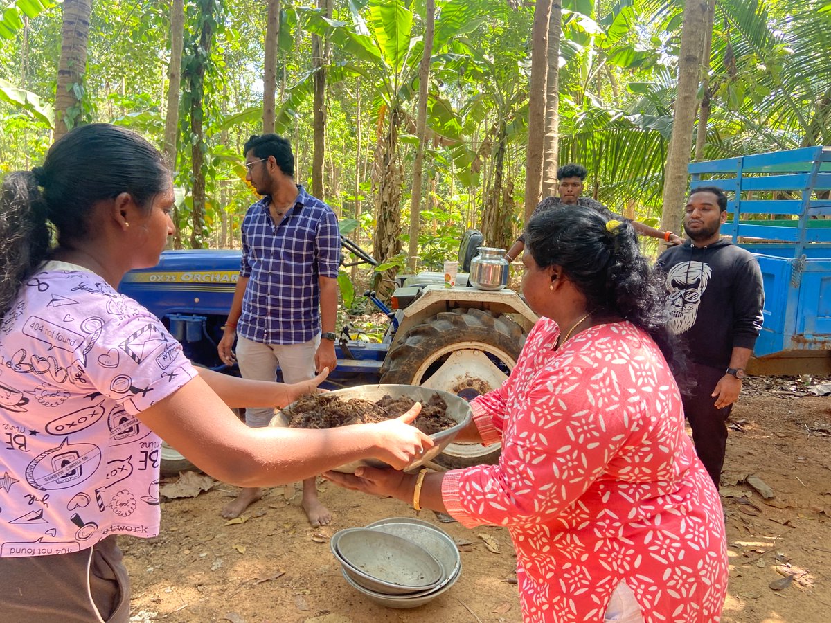 firstsource's tweet image. Firstsourcers from Chennai, India showed their support for small-scale farmers by participating in a weekend farming activity! They learned all about #organicfarming techniques, during the fertilizing and mulching of 150 pepper saplings 🌱🌾#CommunityOutreach #ESGatFirstsource