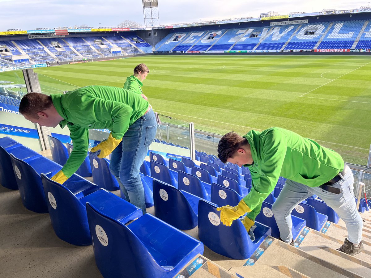Matchday! 💚

De mannen van Frion krijgen vandaag versterking van de medewerkers van maatschappelijk partner <a href="/Kitcentrum/">Kitcentrum.nl</a>. Samen maken zij het stadion klaar voor de wedstrijd van vanavond PEC Zwolle - NAC Breda.

#peczwolle #regiozwolleunited #onskloppendhart #meerdanvoetbal