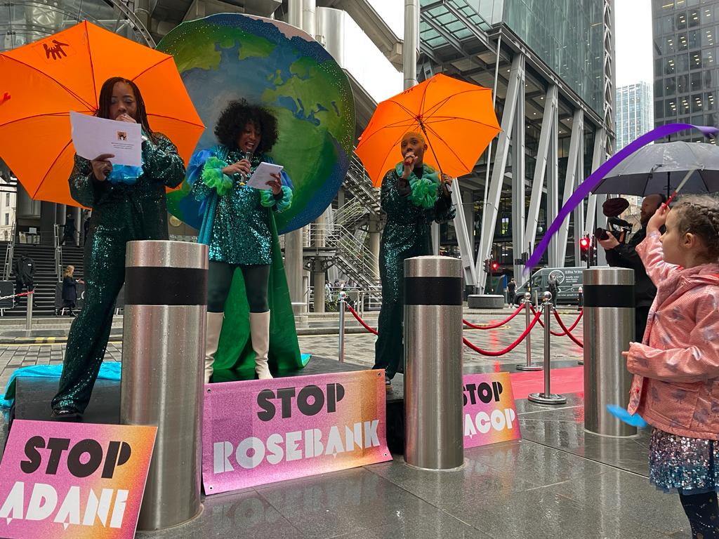 JustinLeGrow's tweet photo. Today in the @cityoflondon: Mother Earth speaking the truth! @LloydsofLondon stop gambling with our future! #StopEACOP - no more fossil fuel insurance or investments! Via @mothersriseup https://t.co/O671vZ77hD