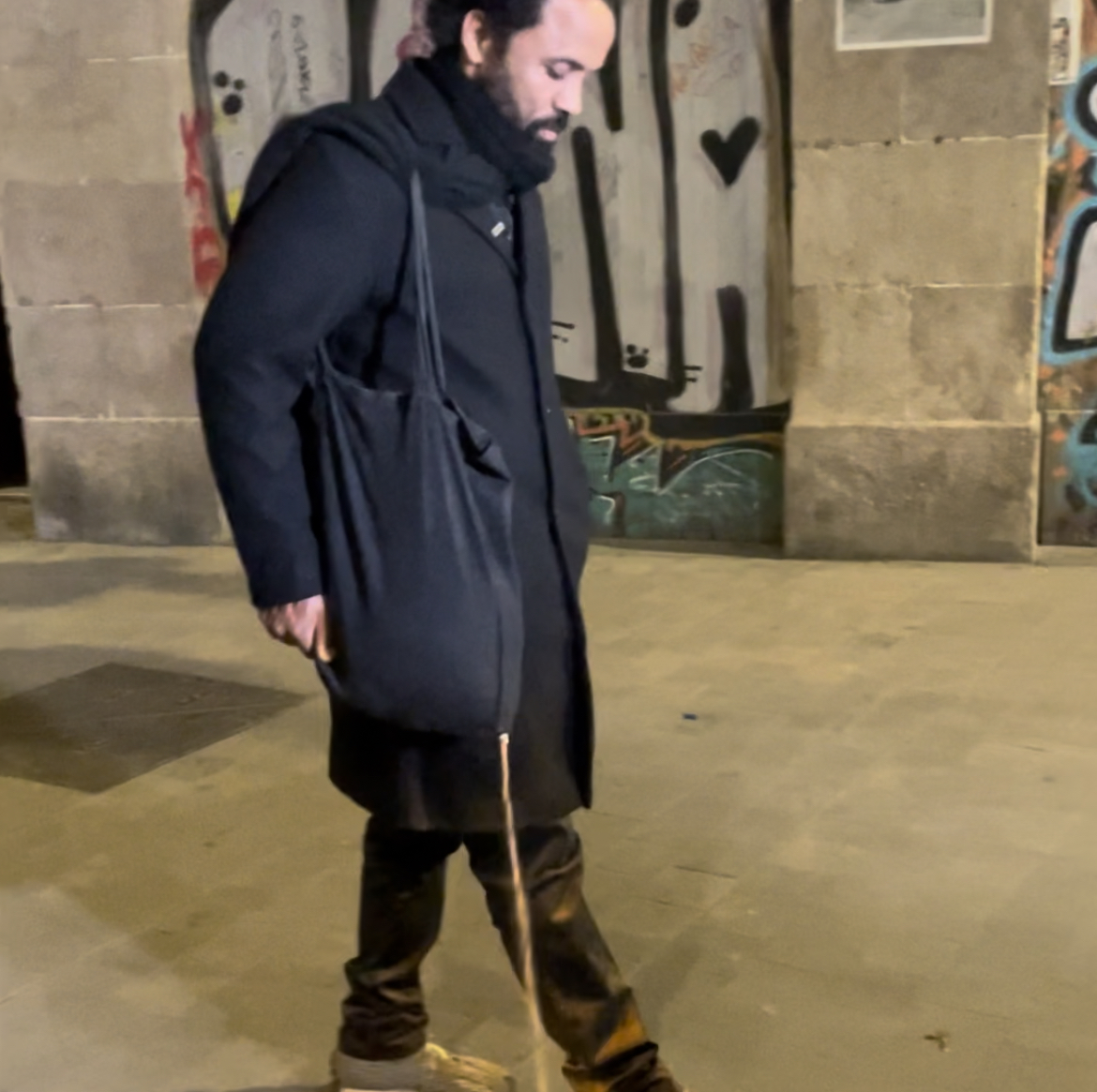 MACBA_Barcelona's tweet photo. #video #Parlemde
Carlos Bunga realiza la acción “Ombligo”, como aproximación poética a la obra de #MariaTeresaHincapie.
Un rastro de una intersección, una peregrinación, un punto de cruce entre artistas, disciplinas, comunidad y barrio.

Recupéralo aquí 👉 https://t.co/NG3WF5dqVe https://t.co/YKanqhTnmj