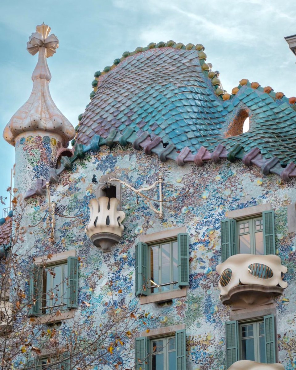 CasaBatlloGaudi's tweet photo. Casa Batlló is also known as the House of the dragon🐉 Can you see it?

📸 by sergiocortes02

#CasaBatllo #Photodump https://t.co/MVFiz8L94a