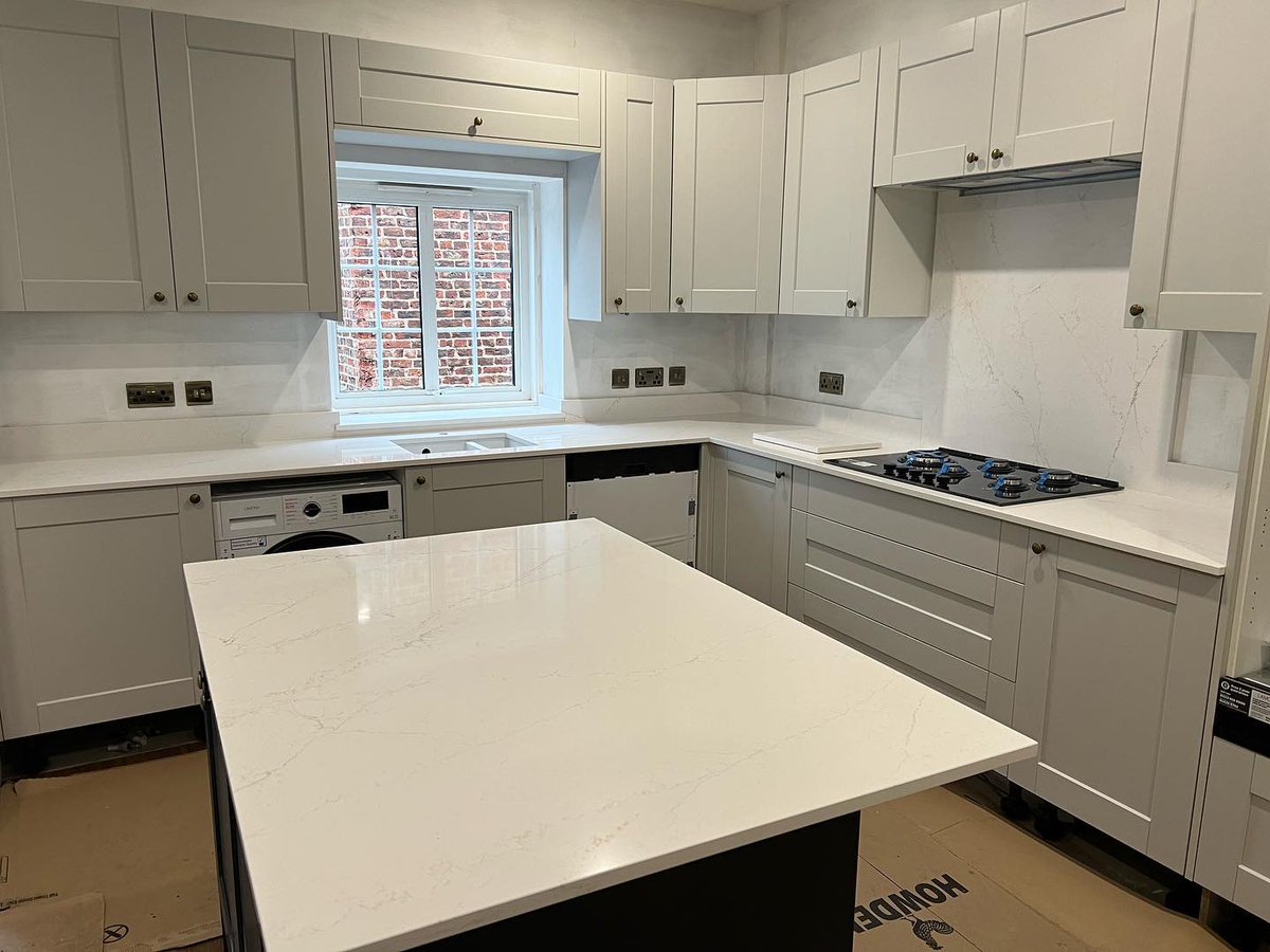 This @HowdensJoinery kitchen works really well with @Silestone Etheral Glow quartz. Shaped into the widow bay with the upstands flowing into it too. 
marble-granite-quartz.com
#quartzworktops #dreamkitchen #silestonebycosentino #yorkshirequartz #howdenskitchen