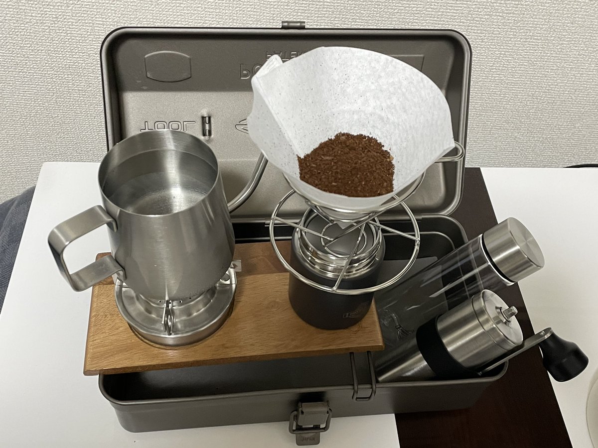 syumu's tweet photo. サイクリングやお出かけした時に珈琲を挽いて淹れることが出来るキットを買った
とてもワクワクする良い感じの大きさの道具で、これからなのに既に買ってよかったって思ってしまった
POKETLE COFFEE KIT FLEEK https://t.co/QgVLlbcxNC