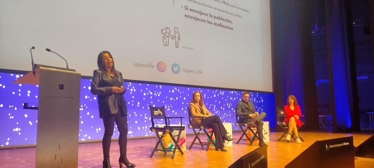 Master_ElMundo's tweet photo. 'Edad, divino tesoro: las #audiencias cumplen años; los #periodistas, también'. Así se titula la última #mesadebate del XXIV Congreso de Periodismo de Huesca. Participan: @Mosquetavirgin, @LourdesGarzonVF, @joralcalde y  @Anagood
#CongresoHuesca
@EscuelaUE
@congresodigital https://t.co/Psm92bnc0k
