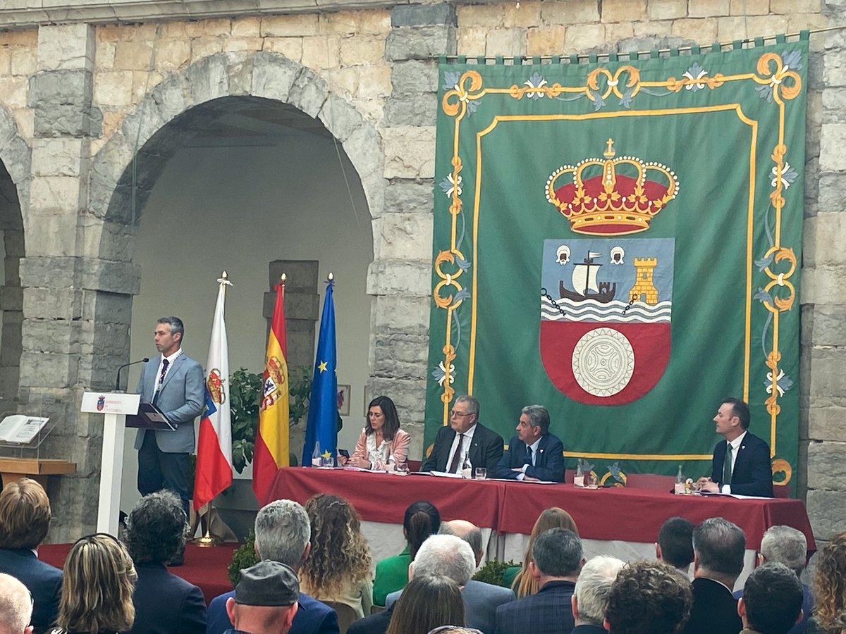 afca_es's tweet photo. Llinde Ariel Jordan, Agapito, SAT Ceceño y todo el sector primario de Cantabria, en el Parlamento, recibiendo la medalla de plata     🐄❤️🐄❤️ https://t.co/cz5a40wTPO