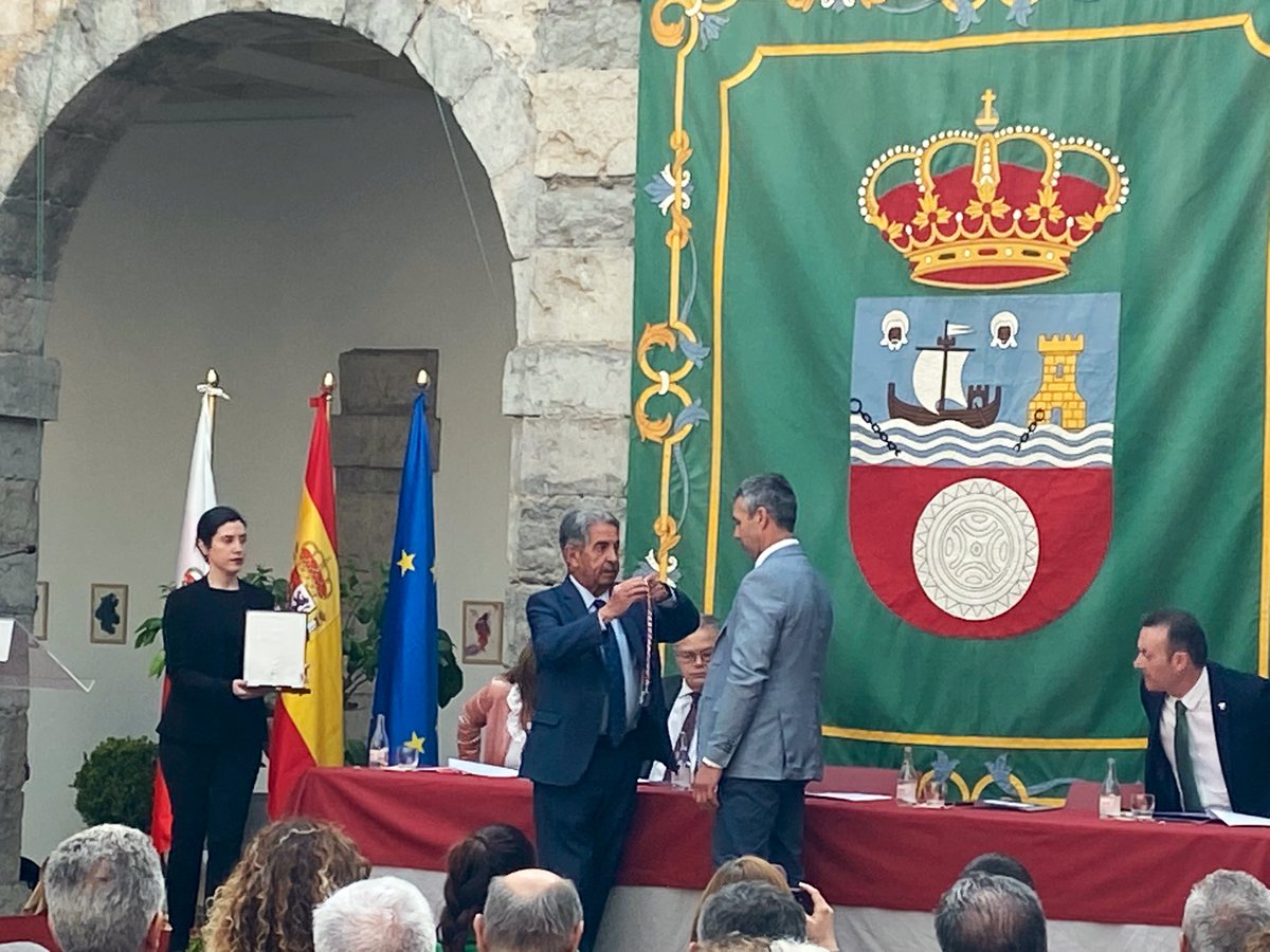 afca_es's tweet photo. Llinde Ariel Jordan, Agapito, SAT Ceceño y todo el sector primario de Cantabria, en el Parlamento, recibiendo la medalla de plata     🐄❤️🐄❤️ https://t.co/cz5a40wTPO
