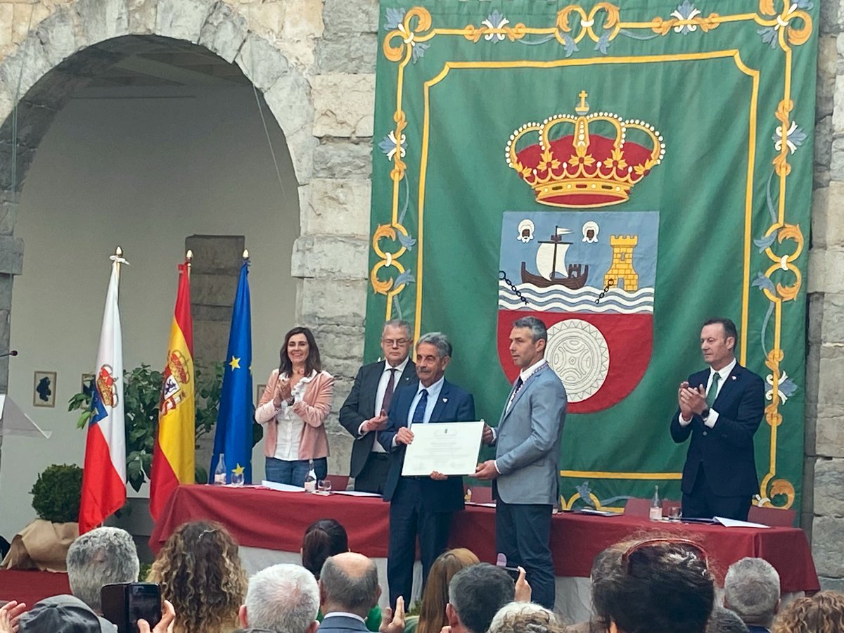 afca_es's tweet photo. Llinde Ariel Jordan, Agapito, SAT Ceceño y todo el sector primario de Cantabria, en el Parlamento, recibiendo la medalla de plata     🐄❤️🐄❤️ https://t.co/cz5a40wTPO