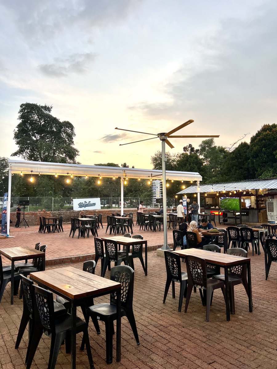 evarenadotco's tweet photo. Get ready to score big with your taste buds! 😎

The Staydium, our brand new food court at #EVArena Shah Alam, is officially open for business. Come join us for some delicious eats and a fun-filled day. Dari manis-manisan ke makanan kunyah-kunyah semua ada! 🍟🥞✌🏼 https://t.co/dY75a27HaO