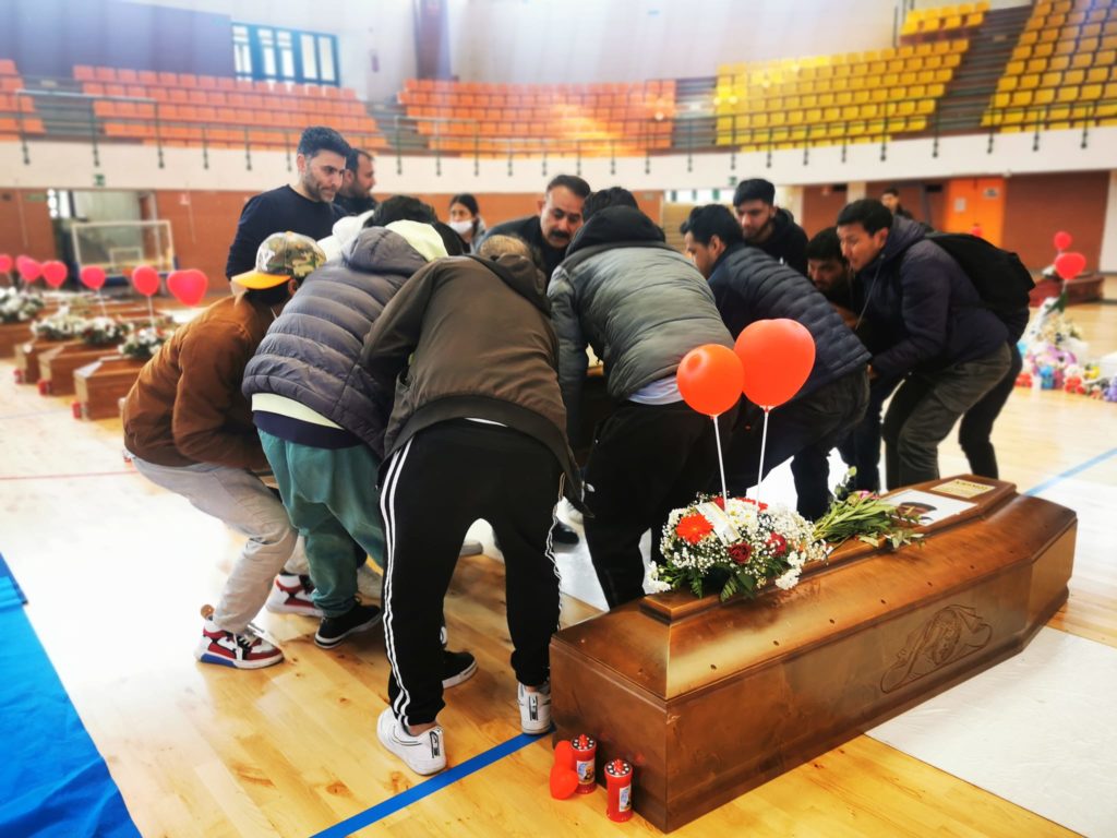 Il Palamilone: quando lo spazio dell’emergenza e del dolore si fa spazio di lotta e di resistenza
Le giornate di #Cutro raccontate da dentro

di Silvia Di Meo, MemMed
meltingpot.org/2023/03/il-pal…