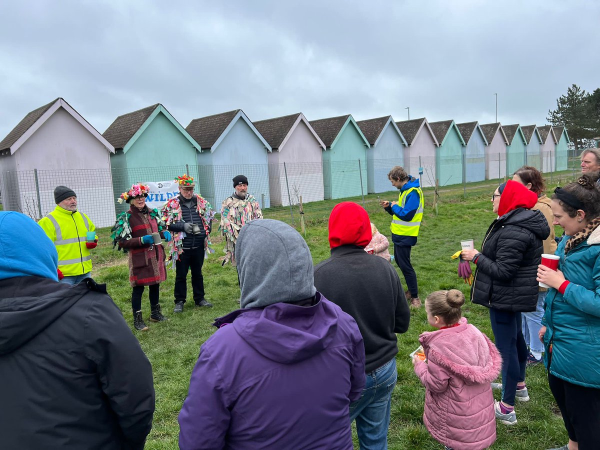 There was another great turnout for the Spring Clean on the Green by Marine Court on 12 March. Wilder Eastney, Hampshire and IOW Wildlife Trust, Tree Wardens, Good Gym and Community Orchards joined forces to mulch and prune trees and collect litter and Wassail the fruit trees