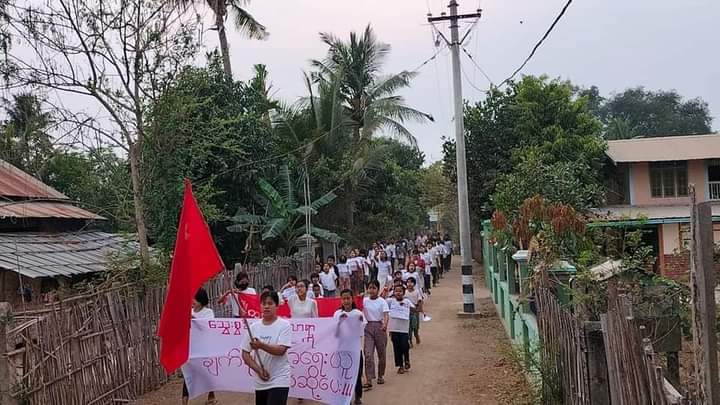 miN13700's tweet photo. The protesters of "Our village searching for no savior" strike &amp; Students &amp; Youths Strike in Yinmarbin township held a joint anti-junta demonstration on March 17.

#LegalizationOfNUG
#2023Mar17Coup
#WhatsHappeningInMyanmar https://t.co/w98GFWTHZA