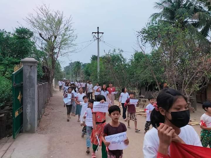 miN13700's tweet photo. The protesters of "Our village searching for no savior" strike &amp; Students &amp; Youths Strike in Yinmarbin township held a joint anti-junta demonstration on March 17.

#LegalizationOfNUG
#2023Mar17Coup
#WhatsHappeningInMyanmar https://t.co/w98GFWTHZA