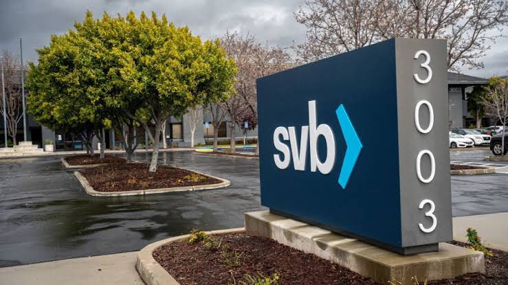 🚨URGENTE🚨

O Banco do Vale do Silício $SIVB solicita oficialmente o Capítulo 11.

Esse capítulo é um pedido de Falência do Silicon Valley Bank.