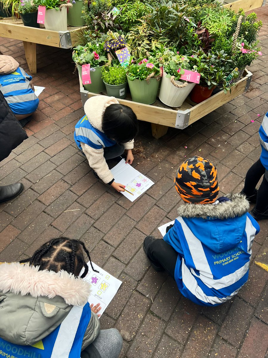missjacksoneyfs's tweet photo. A big thank you to @BandQ in Charlton for welcoming us to their garden centre this morning. Reception have been learning about bees and for their project outcome they will be planting a bee friendly garden at @WoodhillSch to protect bees and their habitat 💛🌼🐝 @IPAT_Edu https://t.co/tDMeKCpqFc