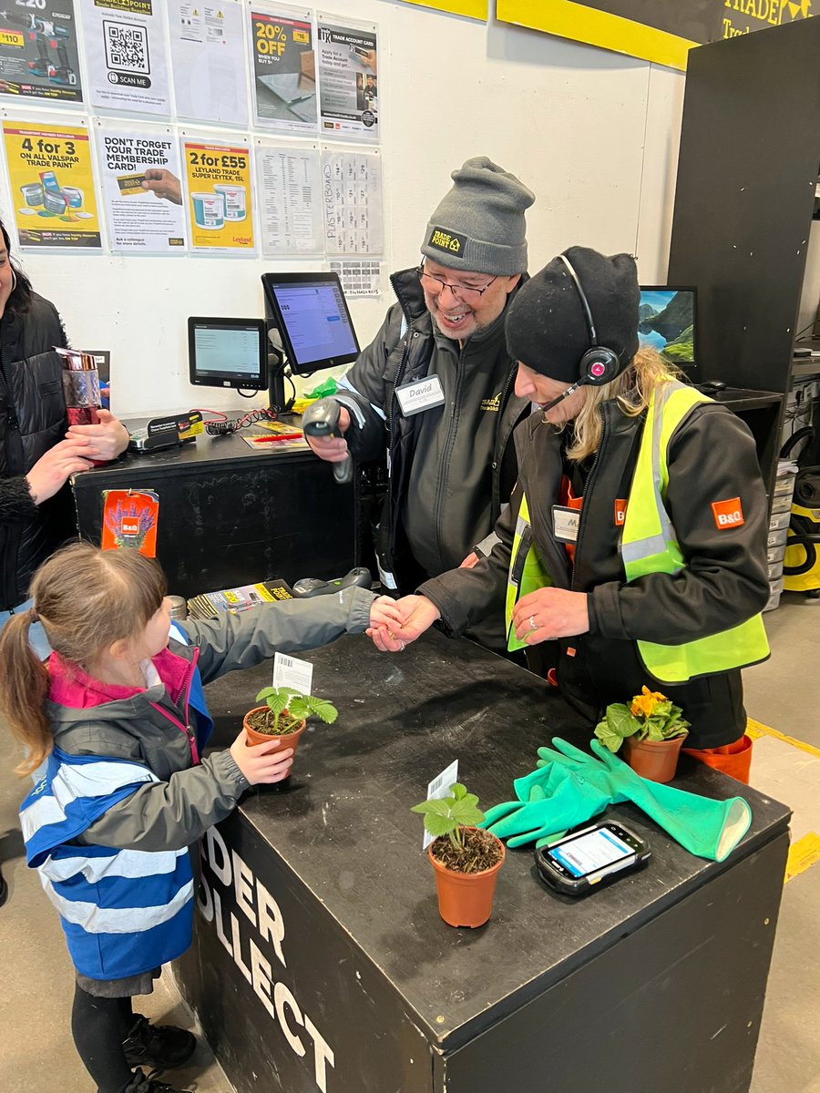 missjacksoneyfs's tweet photo. A big thank you to @BandQ in Charlton for welcoming us to their garden centre this morning. Reception have been learning about bees and for their project outcome they will be planting a bee friendly garden at @WoodhillSch to protect bees and their habitat 💛🌼🐝 @IPAT_Edu https://t.co/tDMeKCpqFc