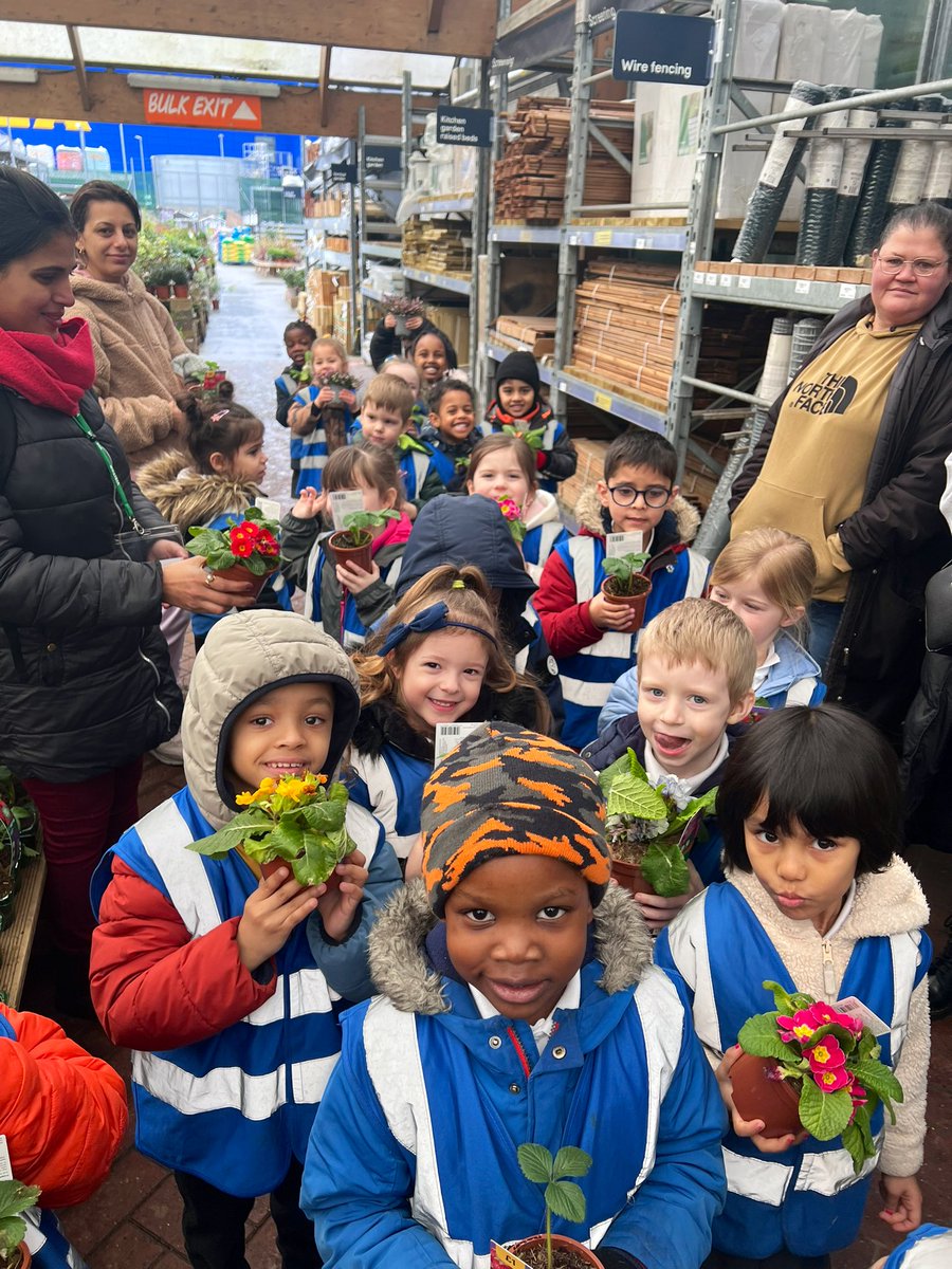missjacksoneyfs's tweet photo. A big thank you to @BandQ in Charlton for welcoming us to their garden centre this morning. Reception have been learning about bees and for their project outcome they will be planting a bee friendly garden at @WoodhillSch to protect bees and their habitat 💛🌼🐝 @IPAT_Edu https://t.co/tDMeKCpqFc