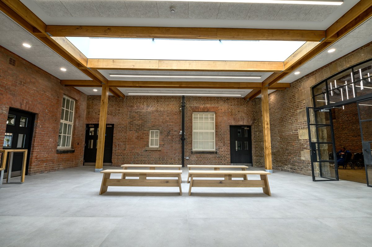 SteonLighting's tweet image. 📸 Bespoke 3900mm lengths of Niki Line LED linear luminaires installed at Worden Hall

See full project 👉  bit.ly/429we08

#continuouslighting #linearlighting #architecturallighting #interiordesign #lightingdesign #bespokelighting