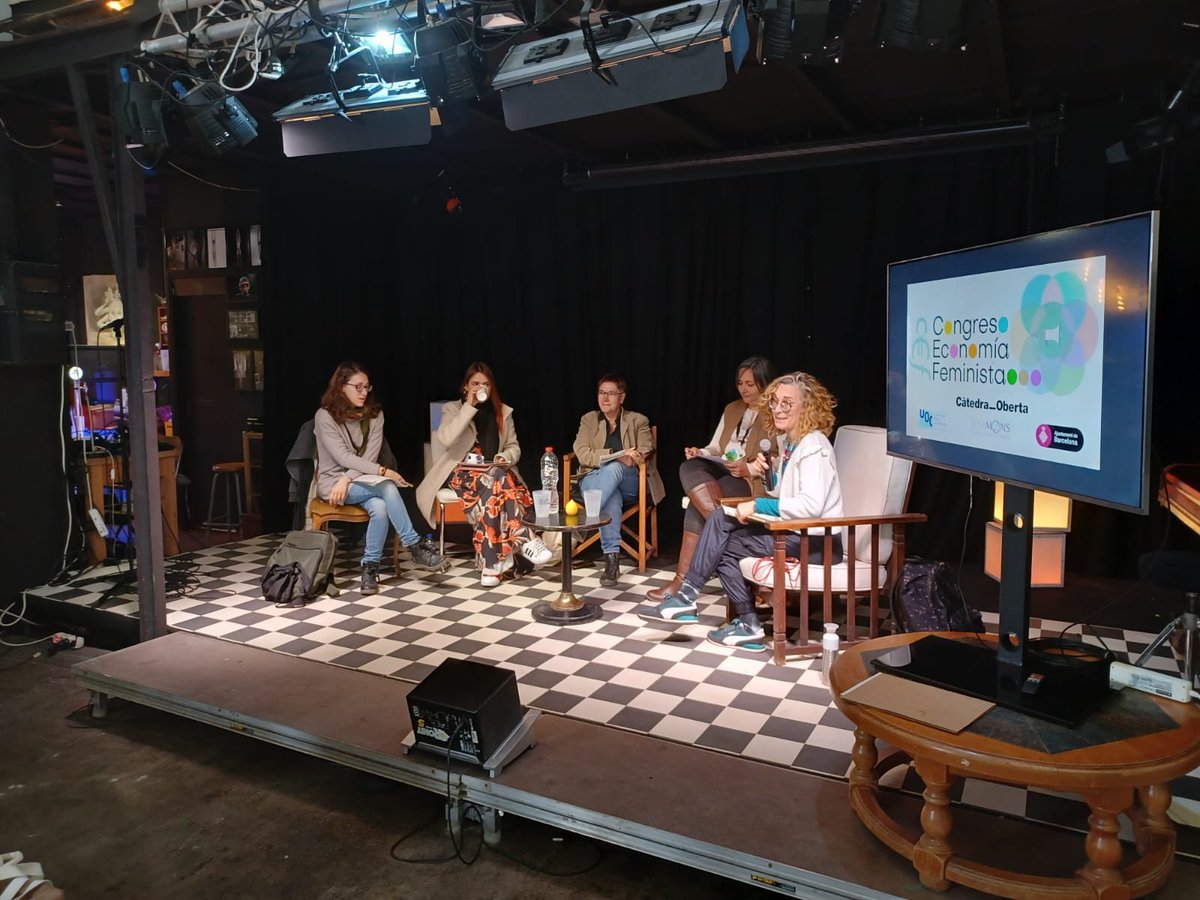 socialdiba's tweet photo. 🟣Avui som al VIII Congrés d'Economia Feminista per presentar el #ProjecteTransformador 'Cap a un nou sistema de cures en la comunitat'.
Teixim vincles i explorem noves formes per potenciar l'economia feminista i la igualtat de gènere.
#IgualtatSostenibilitatSocialDiba #som311 https://t.co/yVUQARXVFu