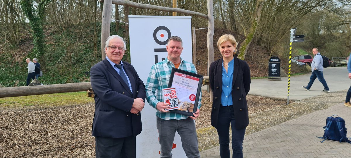 Hoewel alle genomineerden voor de Kleio Klasseprijs zeer de moeite van het lezen waard zijn kan er maar één winnaar zijn:

"De macht van het verleden. Geschiedenis als politiek wapen" door @_ivovdw (<a href="/UitgeverijUBHS/">Unieboek | Spectrum</a>) 

vgnkleio.nl/actueel/stem-v…