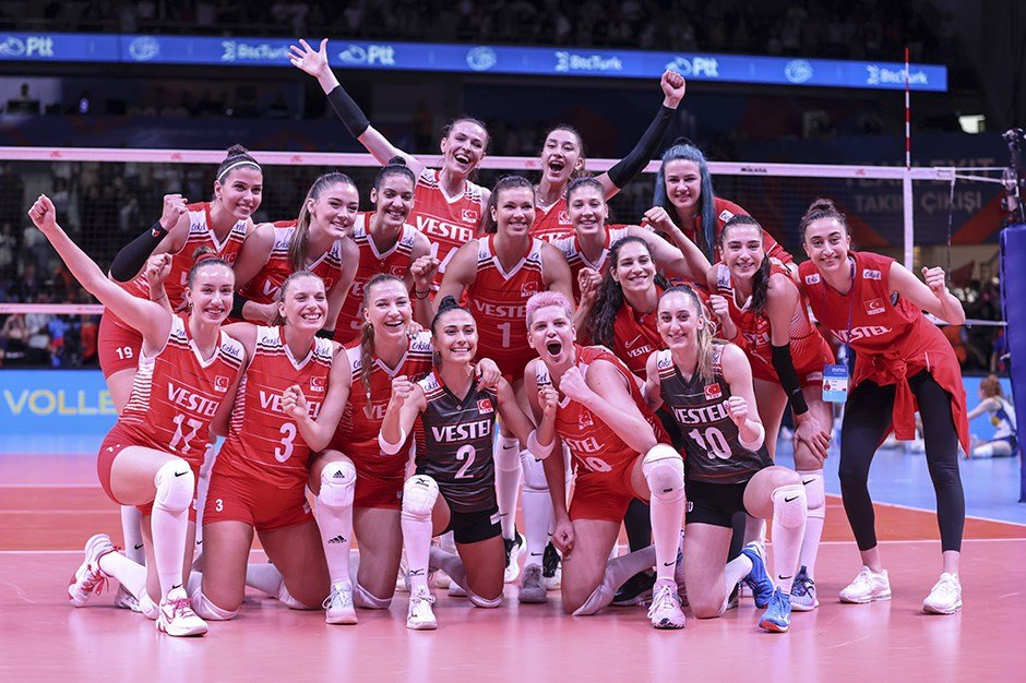 Temmzvolley's tweet photo. #FileninSultanları'nın olimpiyat elemeleri grubu

🇯🇵Japonya
🇧🇷Brezilya
🇹🇷Türkiye
🇧🇪Belçika
🇵🇪Peru
🇦🇷Arjantin
🇵🇷Porto Riko
🇧🇬Bulgaristan

📌Maçlar 16-24 Eylül arasında oynanacak.
📌Grubu ilk 2 sırada bitiren takımlar olimpiyat biletinin sahibi olacak

#RoadToParis https://t.co/qnjJFYud3q