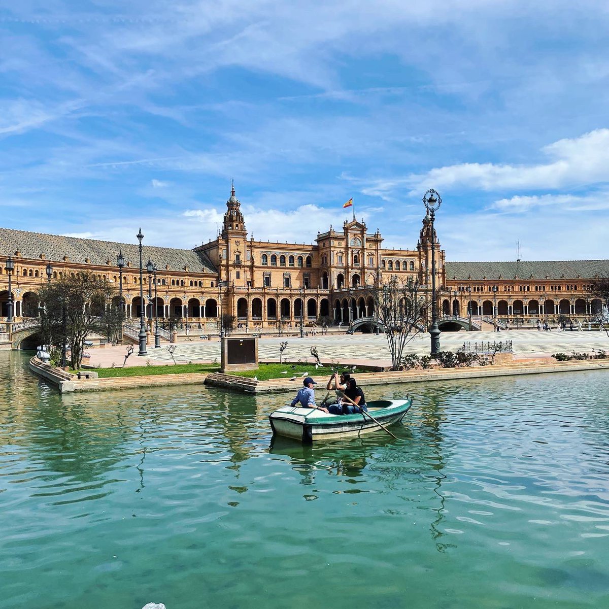 heresjonnyp's tweet photo. Seville sun, sights and a Marcus Rashford goal 🍊 https://t.co/UfeH9oEIPQ