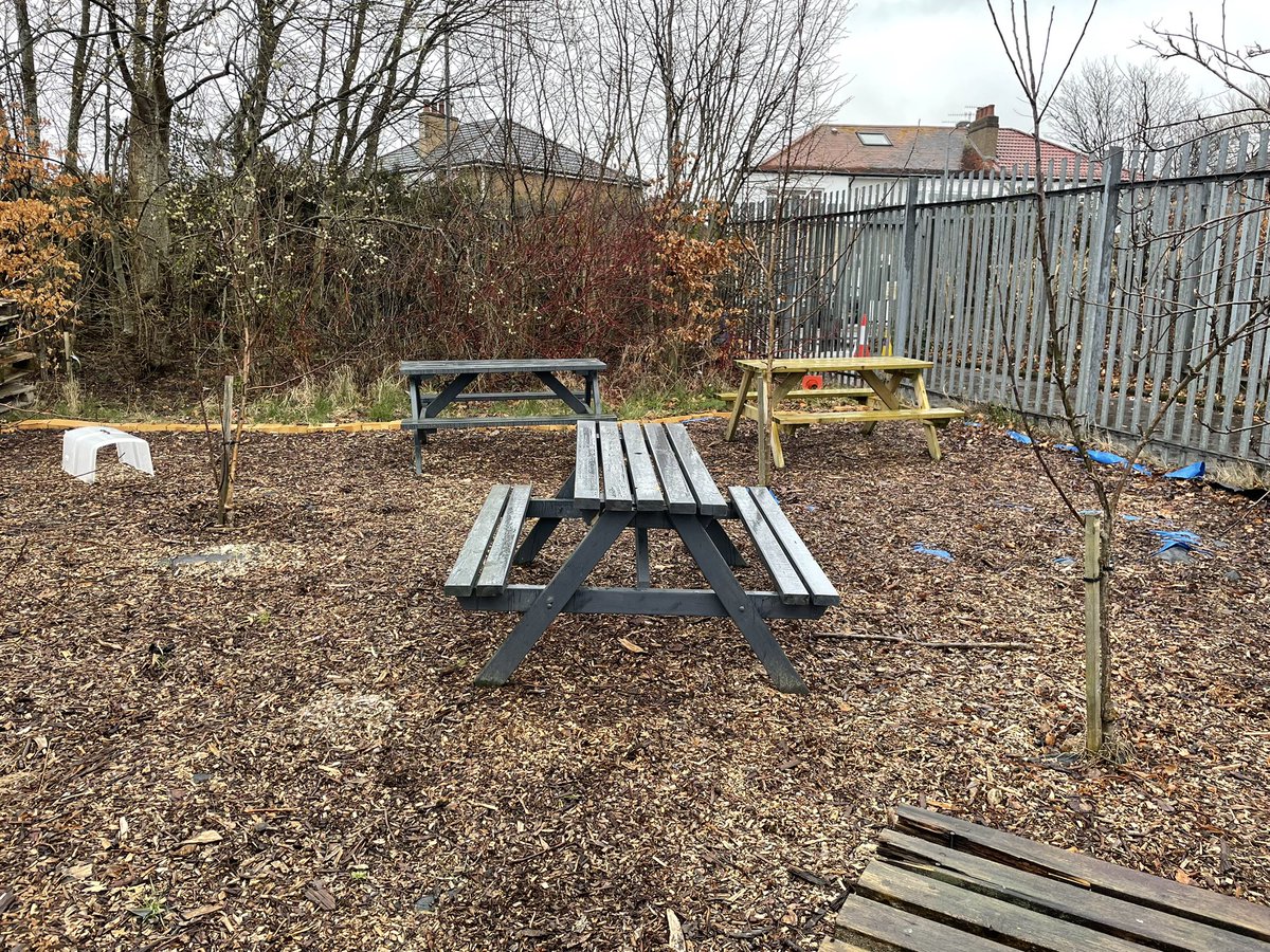 Garden revamp almost completed, what a difference! some amazing young people helping, and the donations and help from various places including community payback <a href="/EdScotland/">Education Scotland</a> <a href="/RembrandTimber/">Rembrand Timber Ltd</a> <a href="/greeneking/">Greene King</a> #FoodForThought <a href="/Dumbarton_Acad/">Dumbarton Academy</a>