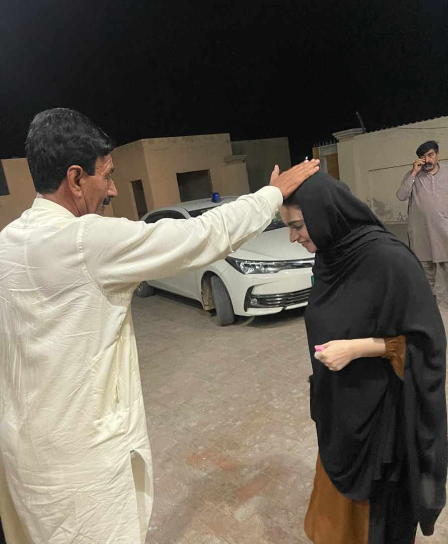 ChMuzamilGujjar's tweet photo. یہ ہے میری لیڈر
جس سے لوگ پیار کرتے ہیں ان کے اخلاق، ان کی خدمت ، انُ کی عوام سے پر خلوص محبت اور حلقہ کے تعمیر و ترقی کے جذبہ کی وجہ سے۔ انشاءاللہ ایم این اے محترمہ عائشہ رجب بلوچ
@AyeshaRajabAli1 @Roshaan_Rajab_ #NA_97 https://t.co/qfXJXDYrrt