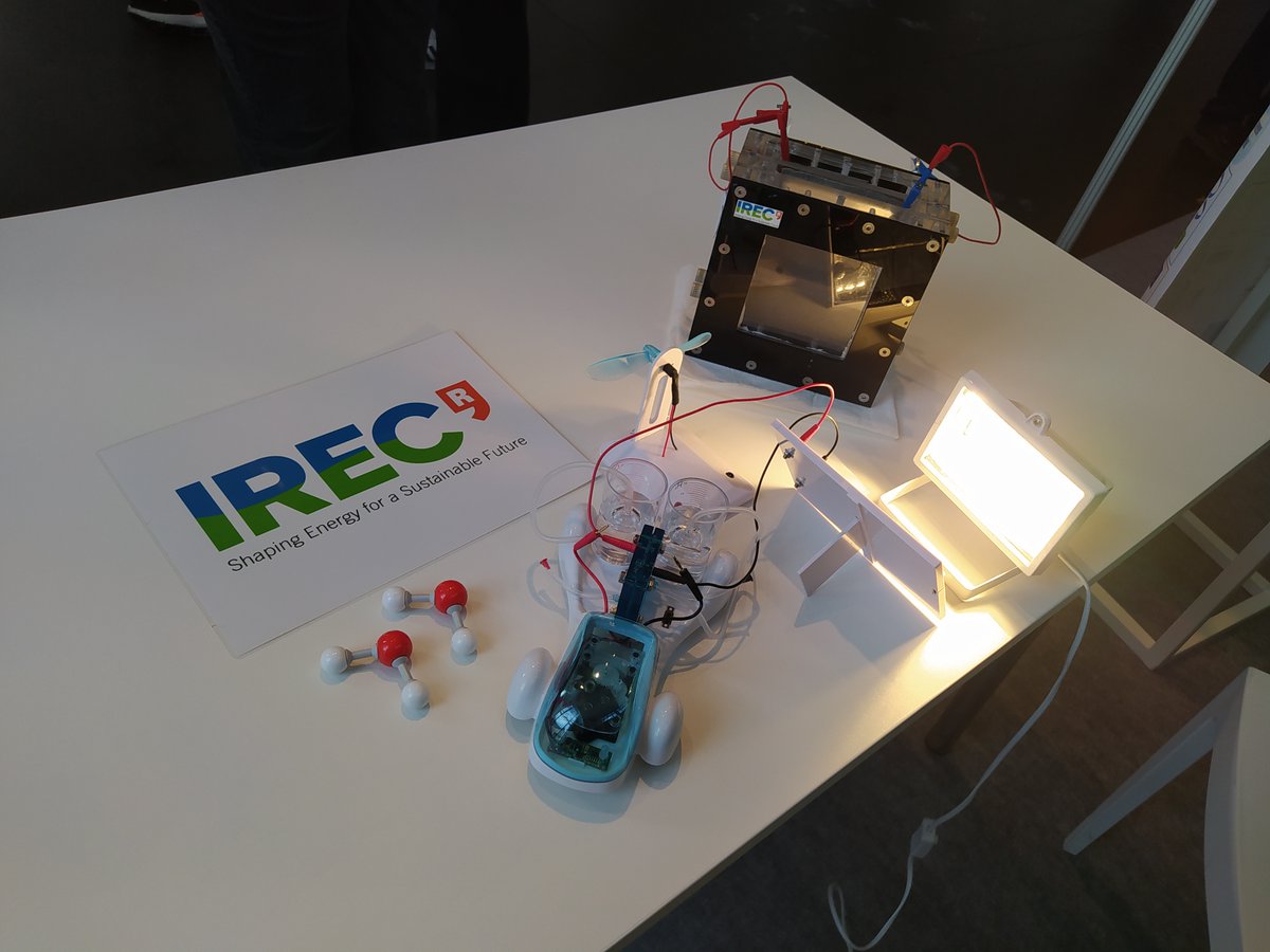 IREC_Energia's tweet photo. ➕Impressions from yesterday event #ScienceIsWonderful: Sharing our research in solar hydrogen production ☀️ with secondary school pupils from Belgium

👨‍👩With Marisa Díez and Andres Garcia @IREC_Energia!
#TECNIOspring @MSCActions @accio_cat 
@FonsUECat #TECNIO 
#IRECoutreach https://t.co/bl0ir5vKgQ