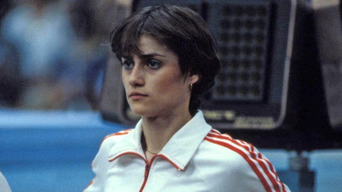 Mentre Nadia Comaneci diventa una stella dello sport mondiale, la Romania scivola lentamente verso il collasso.

Trionfi, medaglie, ginnastica e molto altro in '10 perfetto: storia di Nadia Comaneci' cutt.ly/I373UyF.

Gli Elefanti: memorie sportive e non solo.