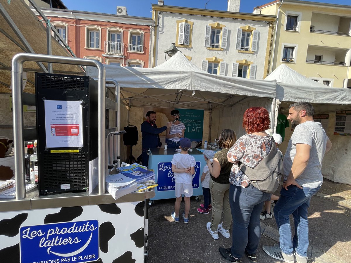 CrielAMC's tweet photo. Retrouvons-nous aujourd'hui et jusqu'au 19 mars au #ComicedeFeurs ☀️
Nous serons présents avec notre camion des Produits Laitiers pour vous faire (re)découvrir nos délicieux fromages régionaux !Vous pourrez jouer avec nous et gagner de nombreux #cadeaux 😁🤩
#fromage #lait https://t.co/JPBRGEnnJz